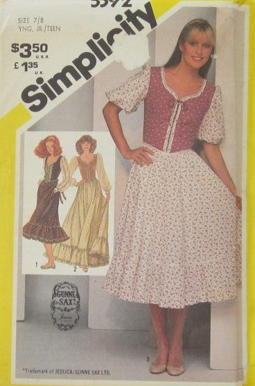 YOUNG JUNIOR/TEENS' FITTED DRESS IN TWO LENGTHS